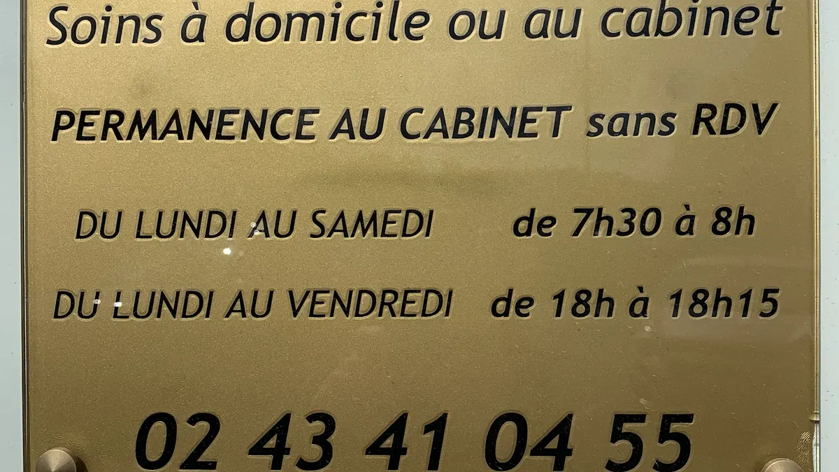 La plaque dorée du cabinet : soins à domicile ou au cabinet, permanence au cabinet sans rendez-vous, 02 43 41 04 55